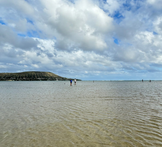 ハワイの遠浅なビーチ。