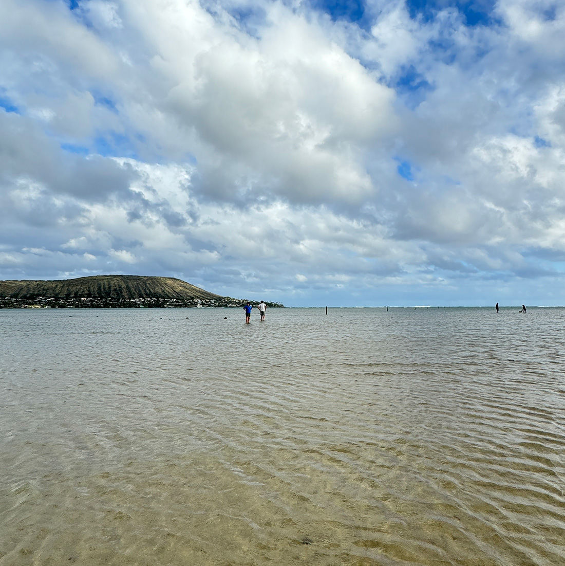 ハワイの遠浅なビーチ。