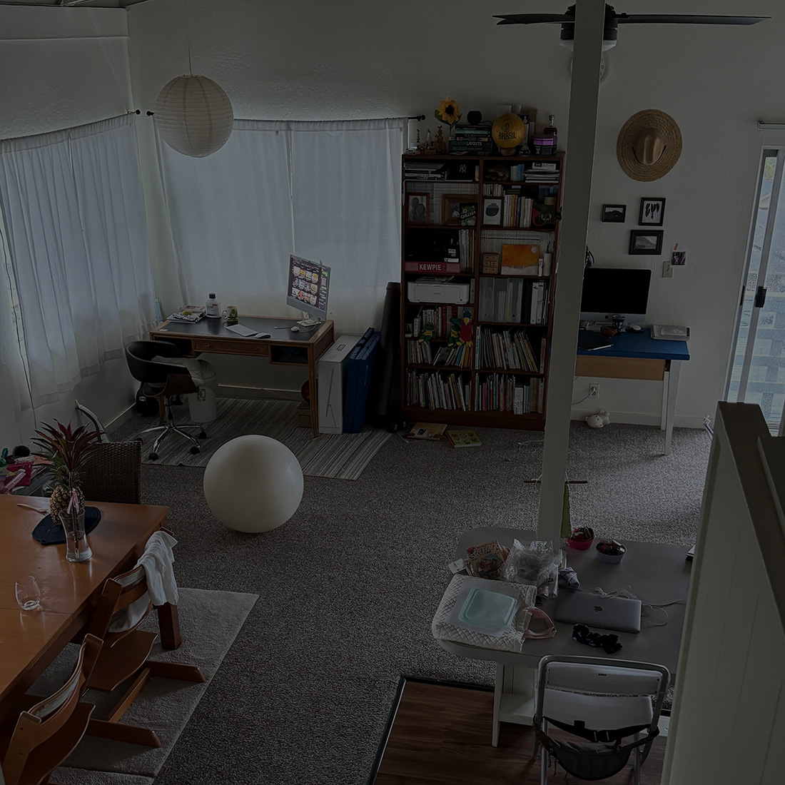 部屋が暗い。