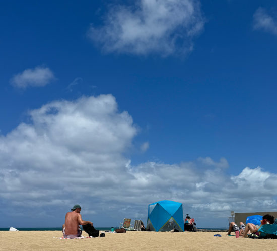 朝のカイマナビーチ。