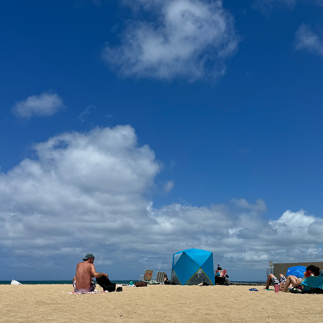 朝のカイマナビーチ。