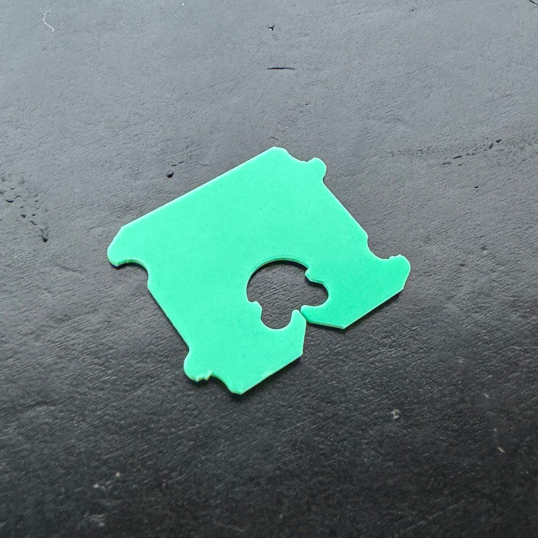 パンの袋をとめるプラスチックのアレ。