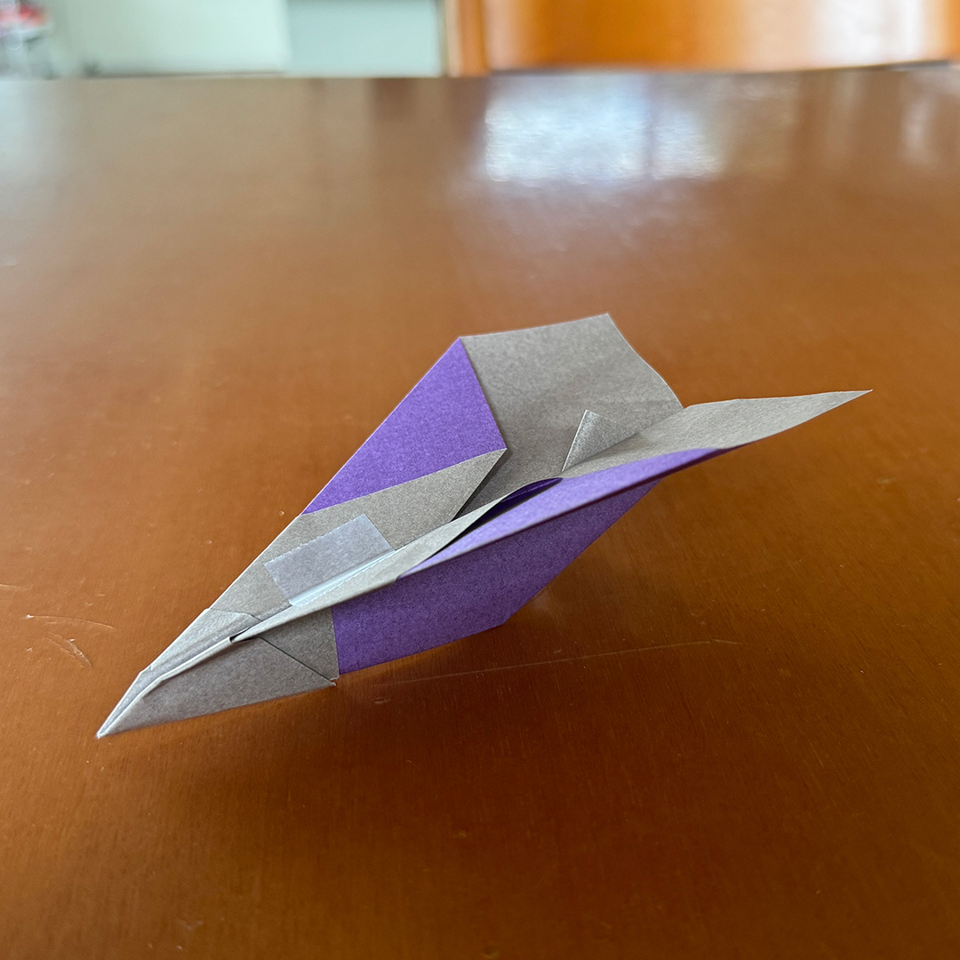 紙ヒコーキ。