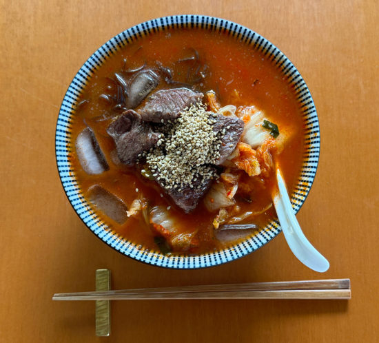 男が作る辛い冷麺。