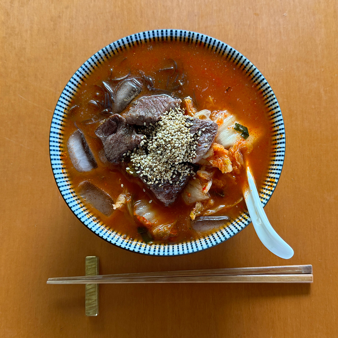 男が作る辛い冷麺。