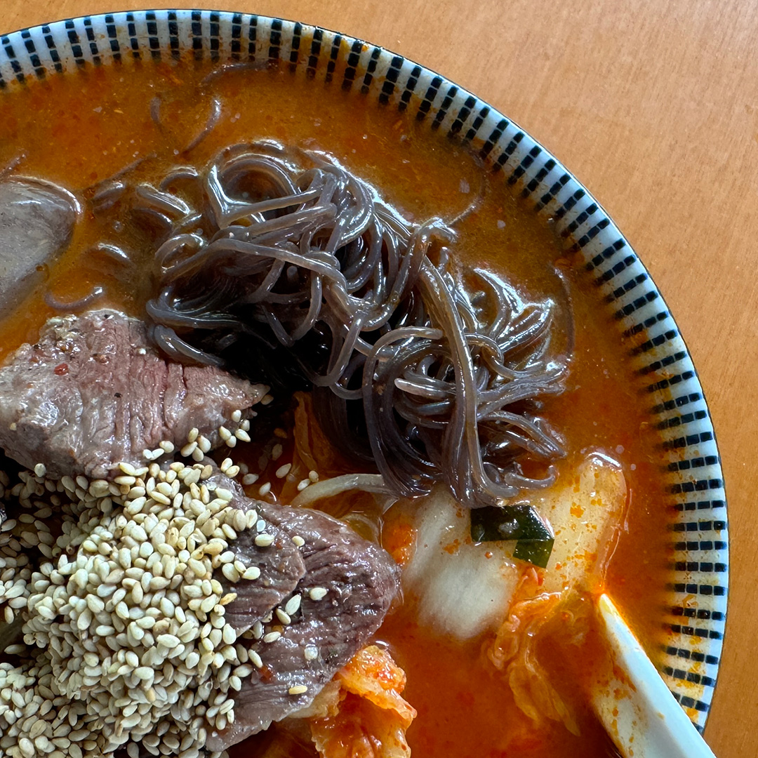 男が作る辛い冷麺。