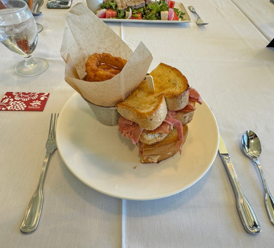 Waialae Country Clubでランチ。