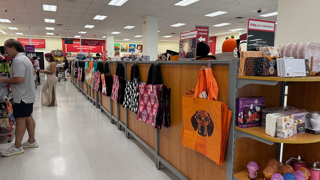 大きいショッピングバッグ。