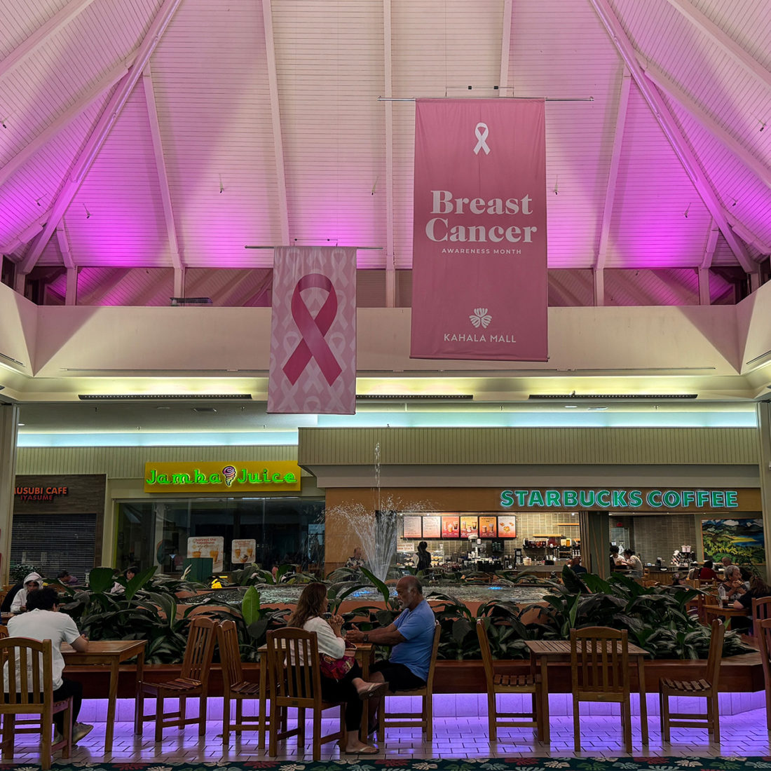 夜のカハラモール。