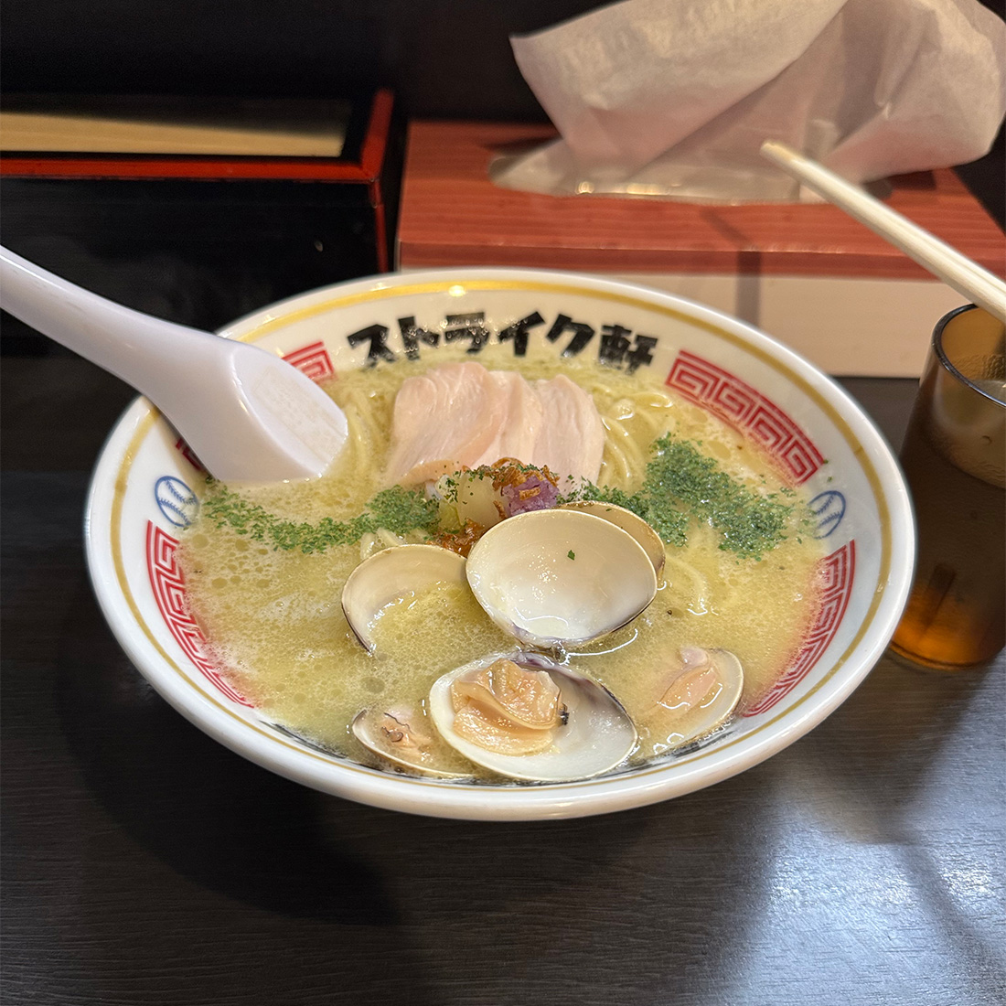 IMG_4870 【天神橋筋五丁目 ストライク軒】ハマグリ+鶏白湯のどストライクラーメン。