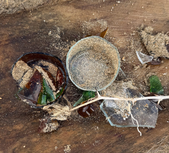 ビーチにガラスの破片が。