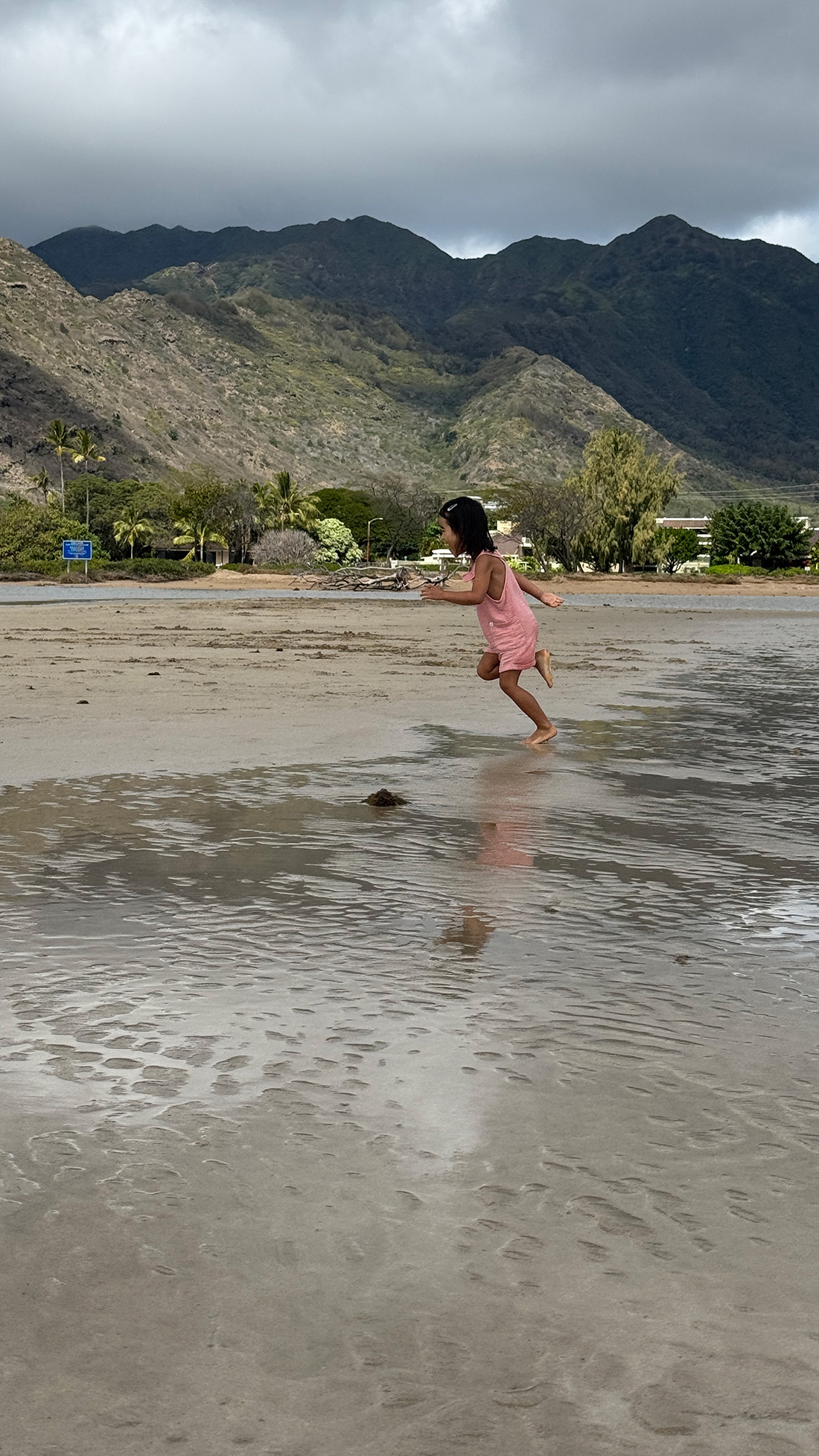 IMG_5953 ビーチにガラスの破片が。