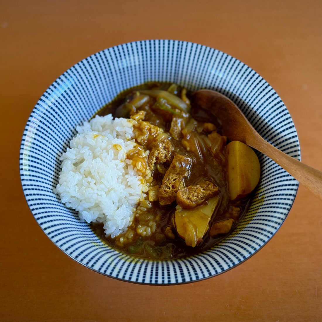 カレーライス、ごはんの位置は右？左？