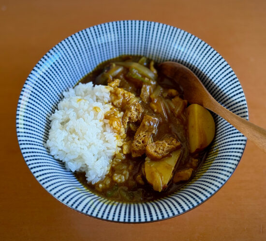 カレーライス、ごはんの位置は右？左？