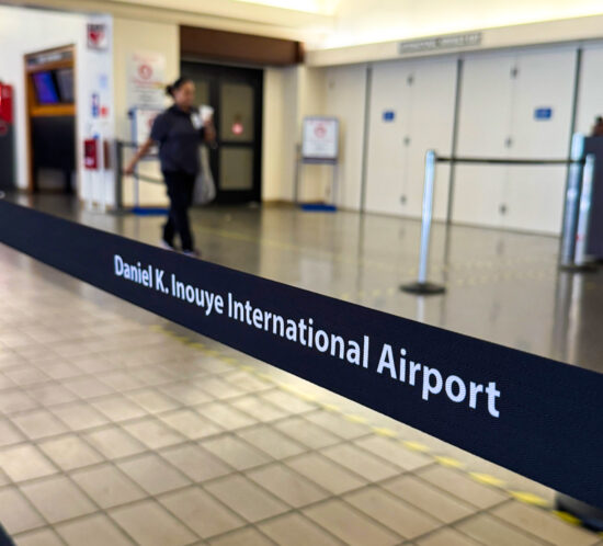 空港にあるこの仕切りみたいなもの、何て言うかご存知ですか？