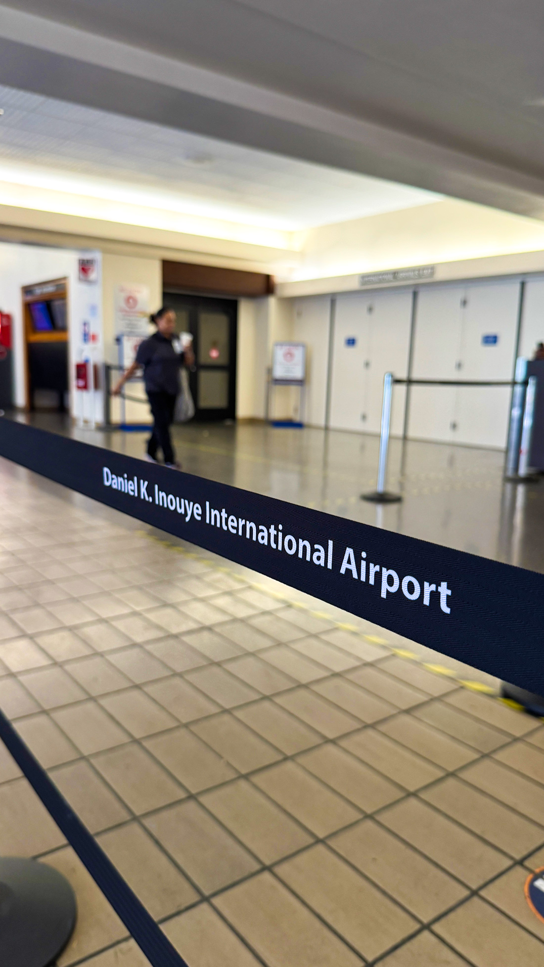 空港にあるこの仕切りみたいなもの、何て言うかご存知ですか？