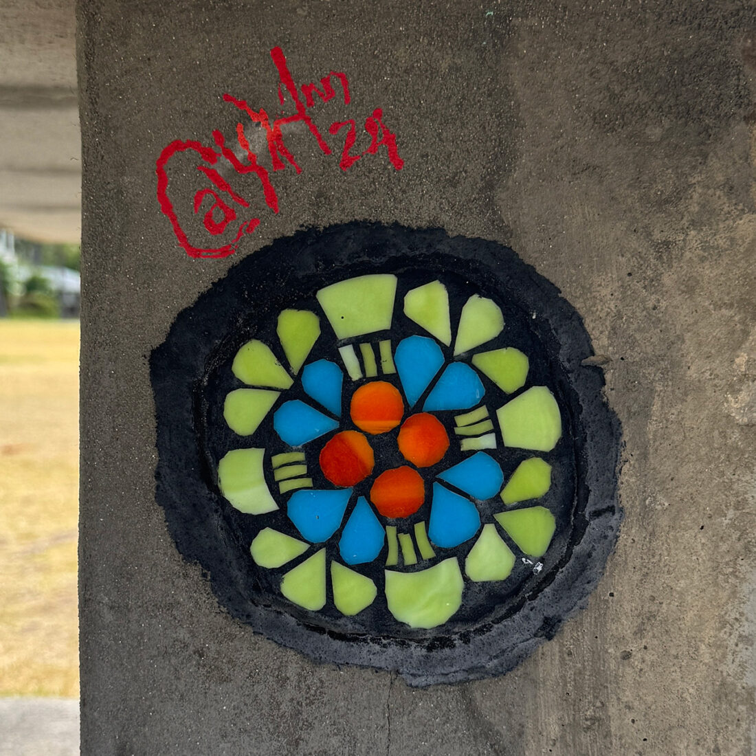 ハワイ出身の素性不明のアーティストの作品かも。