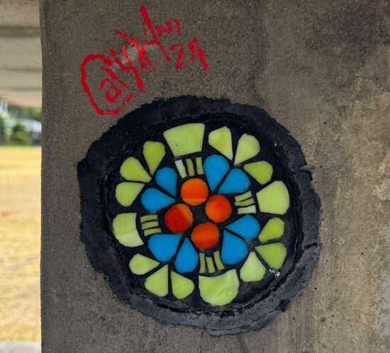 ハワイ出身の素性不明のアーティストの作品かも。