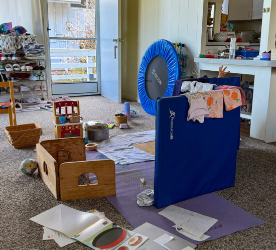 部屋を荒らされた跡あり。