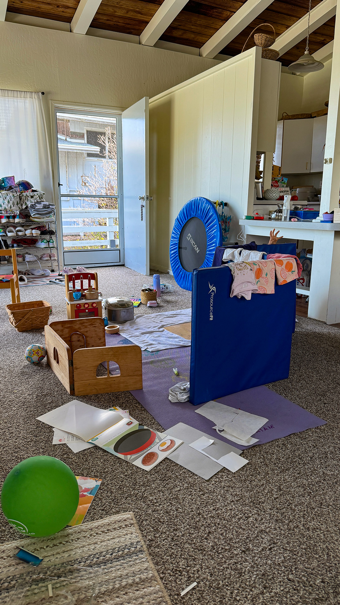 部屋を荒らされた跡あり。