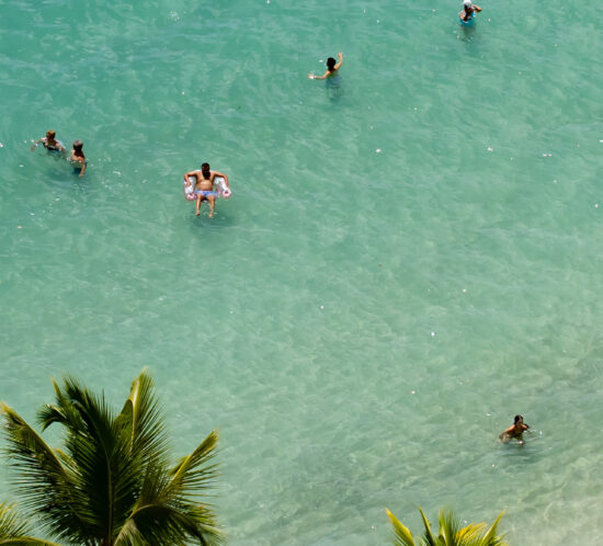 プールのようなクヒオビーチ。