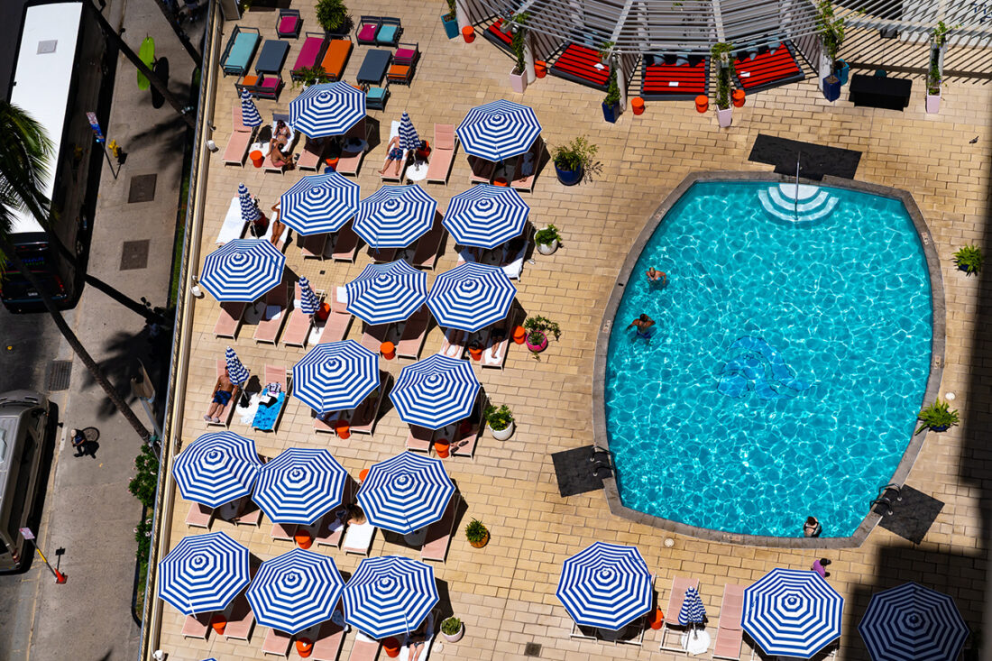 プールサイドとストリートのコントラスト。