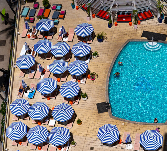 プールサイドとストリートのコントラスト。