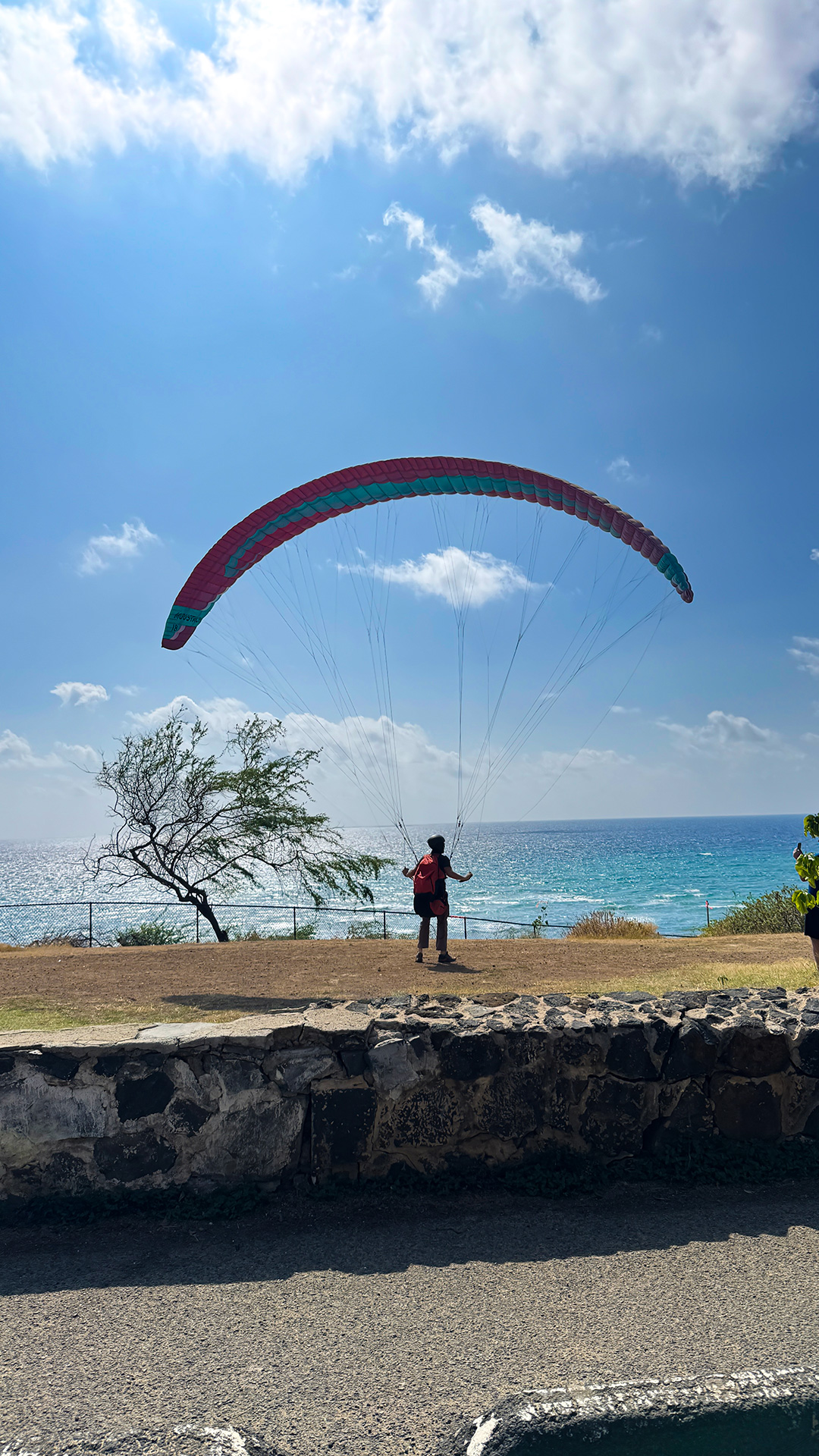 クイレイクリフスからパラグライディング。