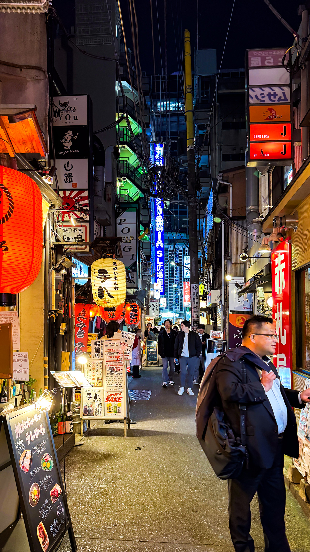 ニッポンのサラリーマンの聖地、新橋。 ニッポンのサラリーマンの聖地、新橋。