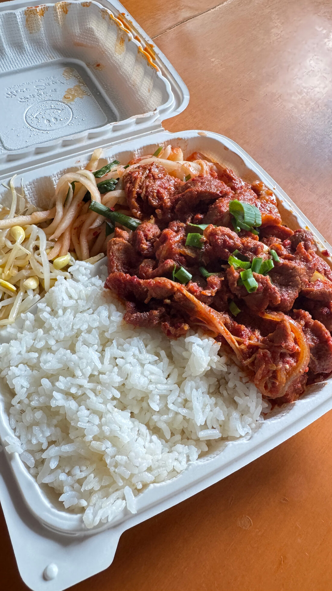 パラママーケットのスパイシーポークプレート。