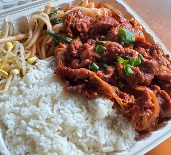 パラママーケットのスパイシーポークプレート。