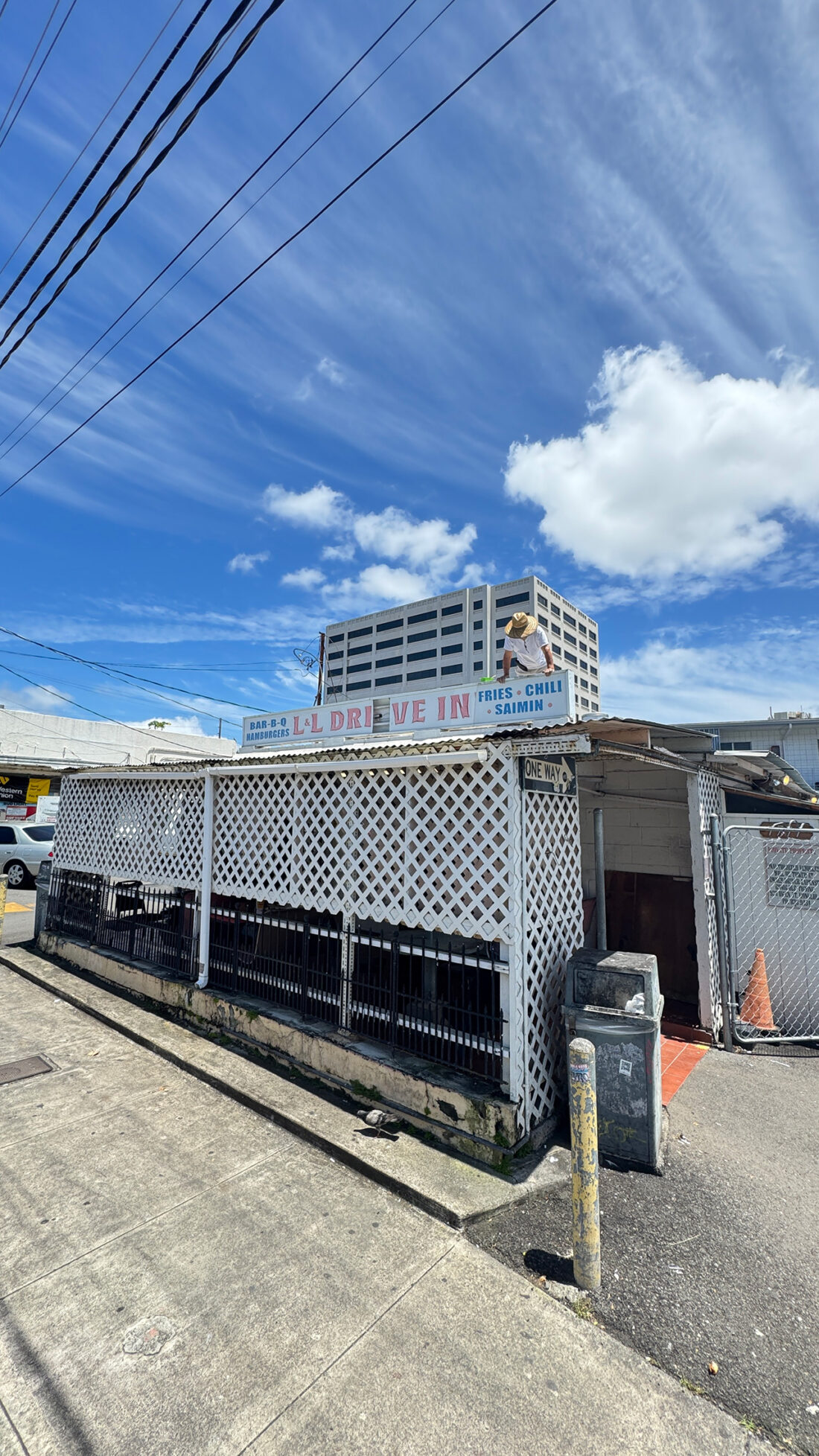 蓋が閉まらないL&L Drive-Innのチキンカットレット