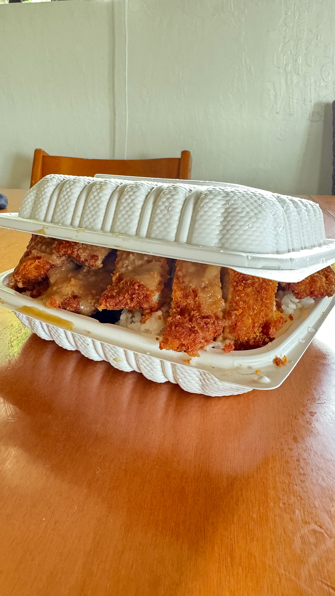 蓋が閉まらないL&L Drive-Innのチキンカットレット