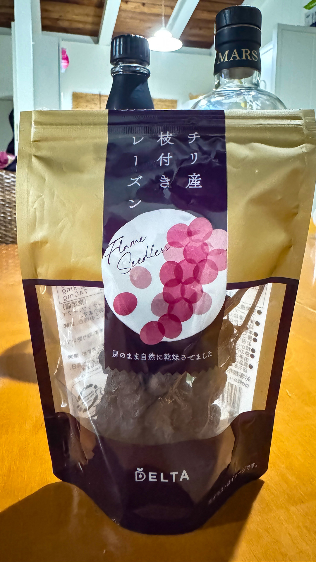 チリ産 枝付レーズンとウィスキー。