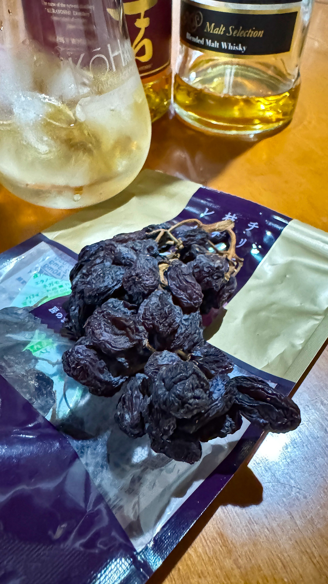 チリ産 枝付レーズンとウィスキー。 チリ産 枝付レーズンとウィスキー。