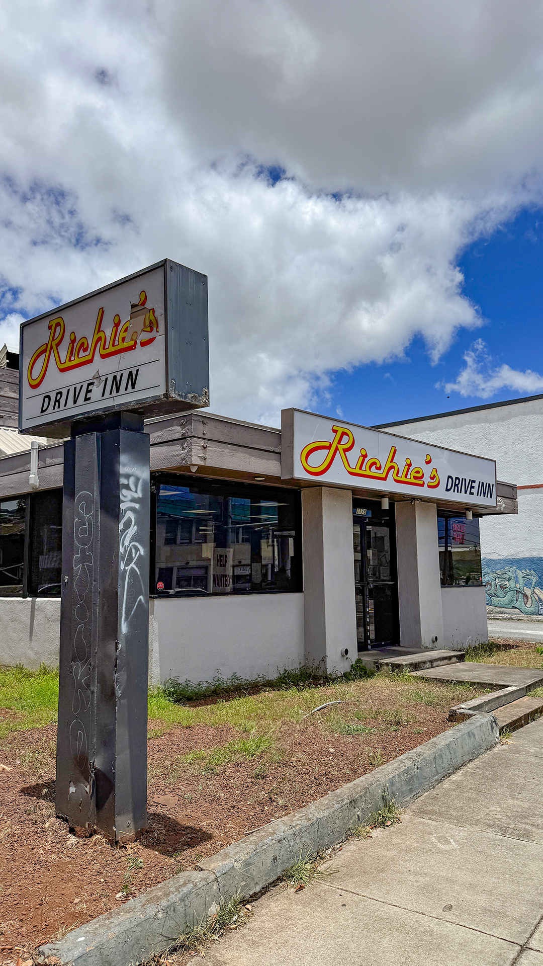 ローカルに絶大な支持を得る Richie's Drive Inn