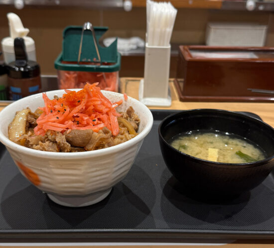 松屋の牛丼とロゴの秘密。