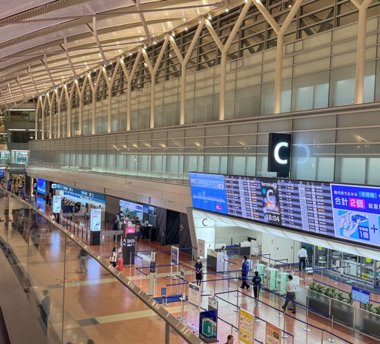 羽田空港には超リラックスできるソファーがあるんです。