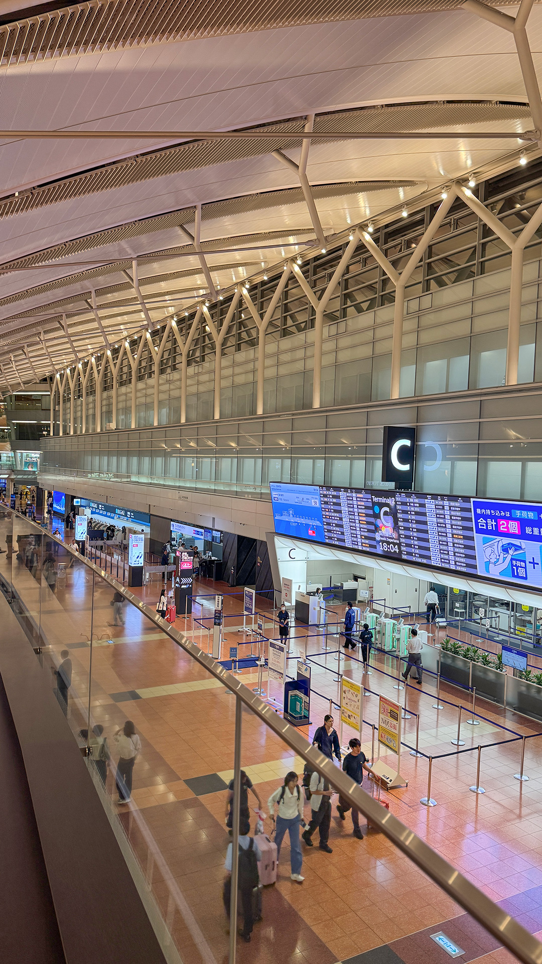 羽田空港には超リラックスできるソファーがあるんです。