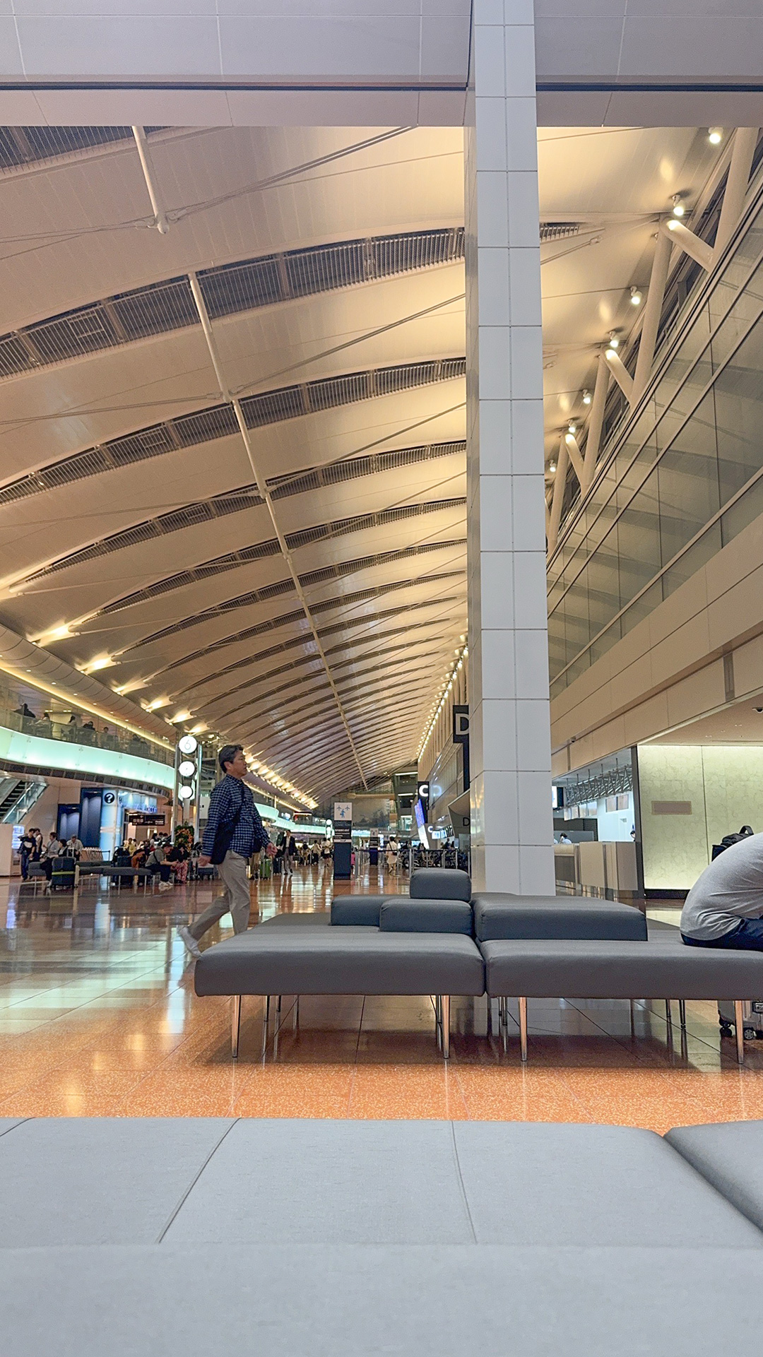 羽田空港には超リラックスできるソファーがあるんです。 羽田空港には超リラックスできるソファーがあるんです。